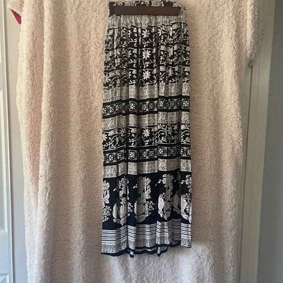 Black and white mid-length/long bohemian skirt. Size small. - Picture 2 of 4